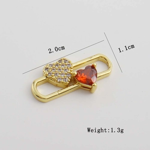 Détail du pendentif trombone plaqué or 18K avec zircon blanc et cœur rouge poli