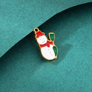 Détail d'un pendentif bonhomme de neige en émail avec bonnet rouge et bord doré