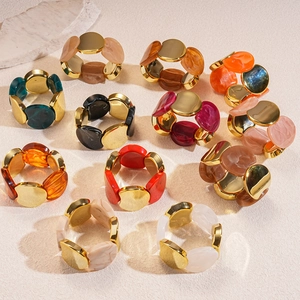 Set di bracciali elastici in acrilico colorato e metallo dorato con motivi marmorizzati
