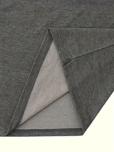 Détail du tissu en maille gris foncé avec doublure à fines rayures et couture premium