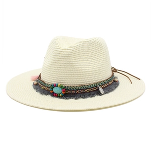 Western strohoed met boho kralen en kwastjes voor zonbescherming op het strand en zee
