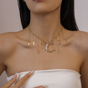 Collier doré avec pampilles étoile et lune serties de strass brillants et élégants