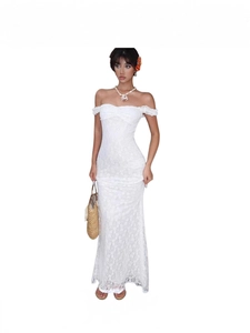 Robe longue élégante en dentelle blanche avec épaules dénudées et coupe sirène ajustée