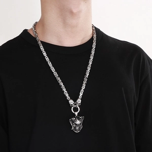 Ciondolo teschio punk retrò argento con corna su una catena in acciaio inossidabile