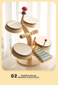 Dettaglio del set musicale in legno con xilofono colorato e tamburi per bambini