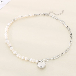 Détail du pendentif cœur avec perles asymétriques et chaîne en acier inoxydable