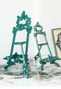 Detalle macro de soportes de hierro fundido vintage con relieves florales turquesas