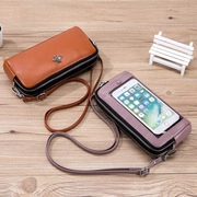 Dettaglio di pochette vintage in pelle con finestra trasparente touch per cellulare