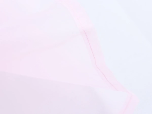 Detailansicht der rosa Organza-Stofftextur und hochwertige Saumnaht am Rockteil