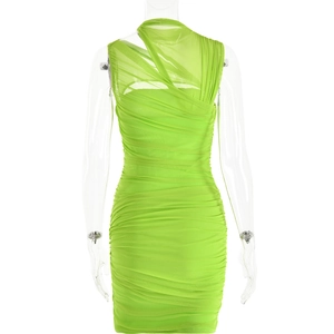 Vue arrière d'une mini robe en maille verte avec détails froncés et lacets croisés au dos