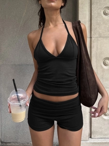 Gros plan d'un ensemble haut dos nu et short de yoga noir porté par un mannequin réel