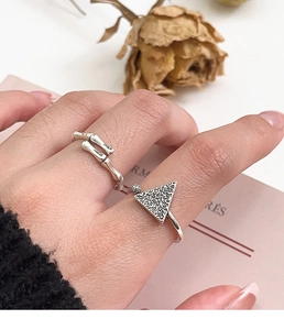Detalle del juego de anillos de plata S925 con diseño de bambú y textura de triángulo
