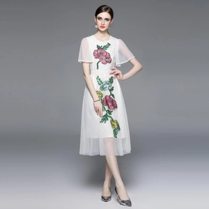 Robe midi élégante en tulle blanc avec broderies florales en paillettes colorées et manches courtes
