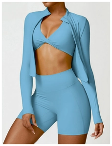 Detailansicht des hellblauen 3-teiligen Yoga-Sets mit Laufjacke und Sport-BH