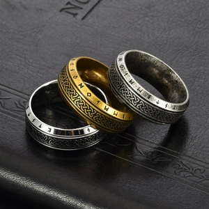 Detail von Wikinger Runenringen mit keltischen Knoten in Silber, Gold und Antik-Finish