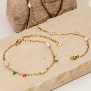 Ensemble collier et bracelet en acier doré avec perles baroques et pierres multicolores