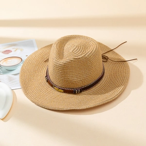 Chapeau de paille style cowboy avec ruban ethnique et pendentif plume dorée élégant