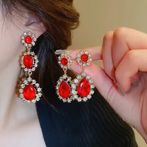 Boucles d'oreilles vintage en or avec pierres précieuses rouges et cristaux brillants