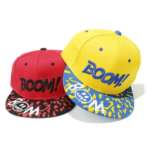 Hip-Hop-Snapbacks mit BOOM-Stickerei und Graffiti-Druck auf flachen Schirmen