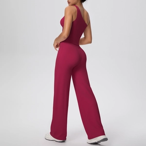 Détail du haut de yoga bordeaux à une épaule et ensemble pantalon large sur modèle