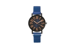 Détail du bracelet en maille milanaise bleue et du cadran bleu foncé avec chiffres rose doré
