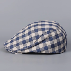 Détail du motif à carreaux bleu marine et beige sur la casquette en lin respirant