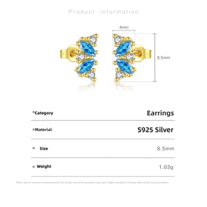Makroansicht der S925 Sterlingsilber-Ohrstecker mit blauem Zirkonia und Vergoldung