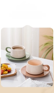 Detailansicht der nordischen Keramik-Kaffeetasse mit Kontrastfarben und Rundgriff