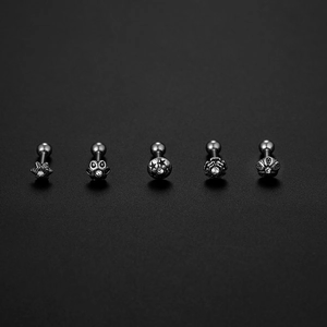 Makroaufnahme von 20G Edelstahl-Ohrsteckern mit schwarzem Finish und weißen Zirkonia