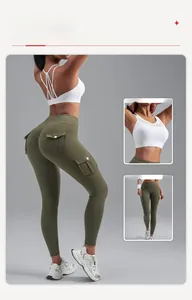 Détail du pantalon de yoga cargo avec poches latérales et design fessier froncé