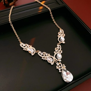 Détail du collier de luxe avec pendentifs goutte en diamant sur un plateau de présentation