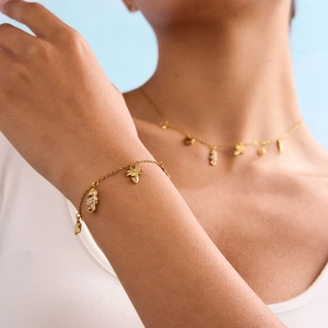 Dettaglio del bracciale in acciaio inossidabile 18K con ciondoli a forma di cavalluccio