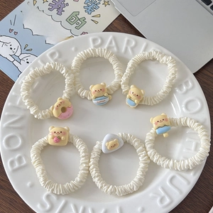 Lot de six chouchous beiges avec de mignons charms d'ours et desserts en résine