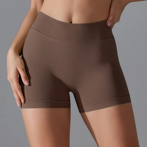 Vue détaillée du short de yoga marron sans couture avec taille haute et tissu extensible