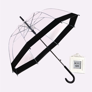 Paraguas de cúpula transparente con borde negro y mango curvado en forma de J