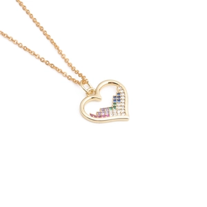 Collier élégant doré avec pendentif cœur et zircons colorés sur fond blanc