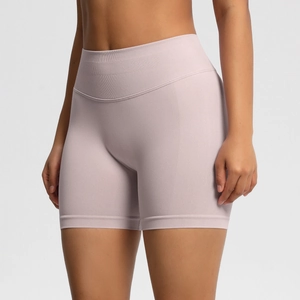 Détail du short de fitness sans couture à taille haute en mauve clair avec bande côtelée