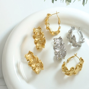 Boucles d'oreilles créoles géométriques ondulées en plaqué or et argent