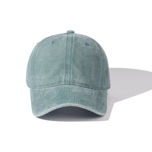 Détail de la casquette de baseball en coton délavé sarcelle avec texture vintage