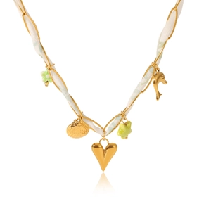 Détail de chaîne dorée avec foulard en soie et pendentifs cœur et coquillage d'été