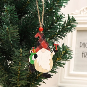 Nahaufnahme von Weihnachts-Gnom-Holzhänger mit rot-kariertem Hut am Weihnachtsbaum