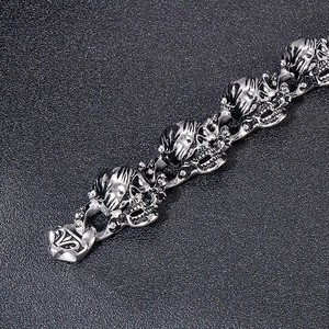 Vintage skull link bracelet in silver-black stainless steel with detailed engravings