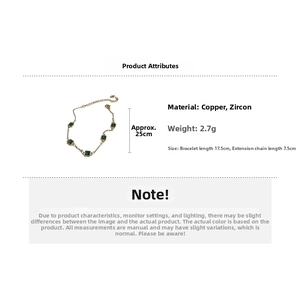 Détail du bracelet plaqué or avec zircons carrés émeraude et longueur de chaîne de 17,5 cm
