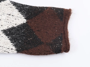 Detailaufnahme des Rautenmusters mit glitzernden Pailletten und flauschiger Textur