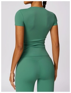 Detail of forest green high-waisted yoga leggings with V-shaped back seam and slim fit shirt
