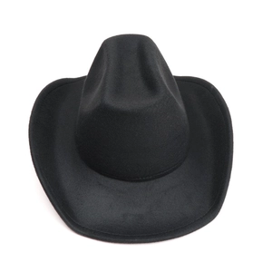 Vue de dessus d'un chapeau de cowboy en feutre noir montrant la texture de la fibre