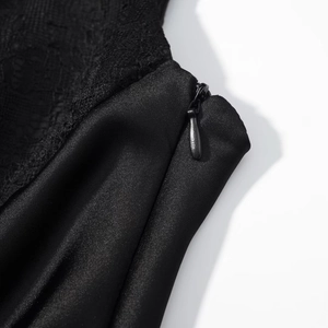 Vue détaillée de la fermeture éclair invisible sur dentelle noire et satin