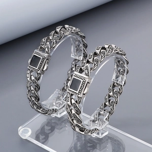 Bracciale Da Uomo In Acciaio Inossidabile Argento Antico Con Motivo A Rosa Intagliata E Inserto In Pietra Nera Punk