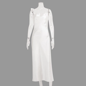 Vue détaillée du décolleté bénitier élégant sur une robe nuisette en satin blanc