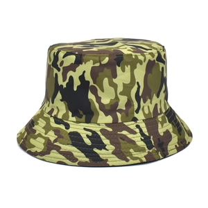 Classico cappello da pescatore mimetico woodland con tesa larga per protezione solare